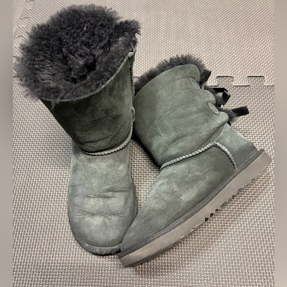 UGG Kids Bailey Bow black boots - size 4